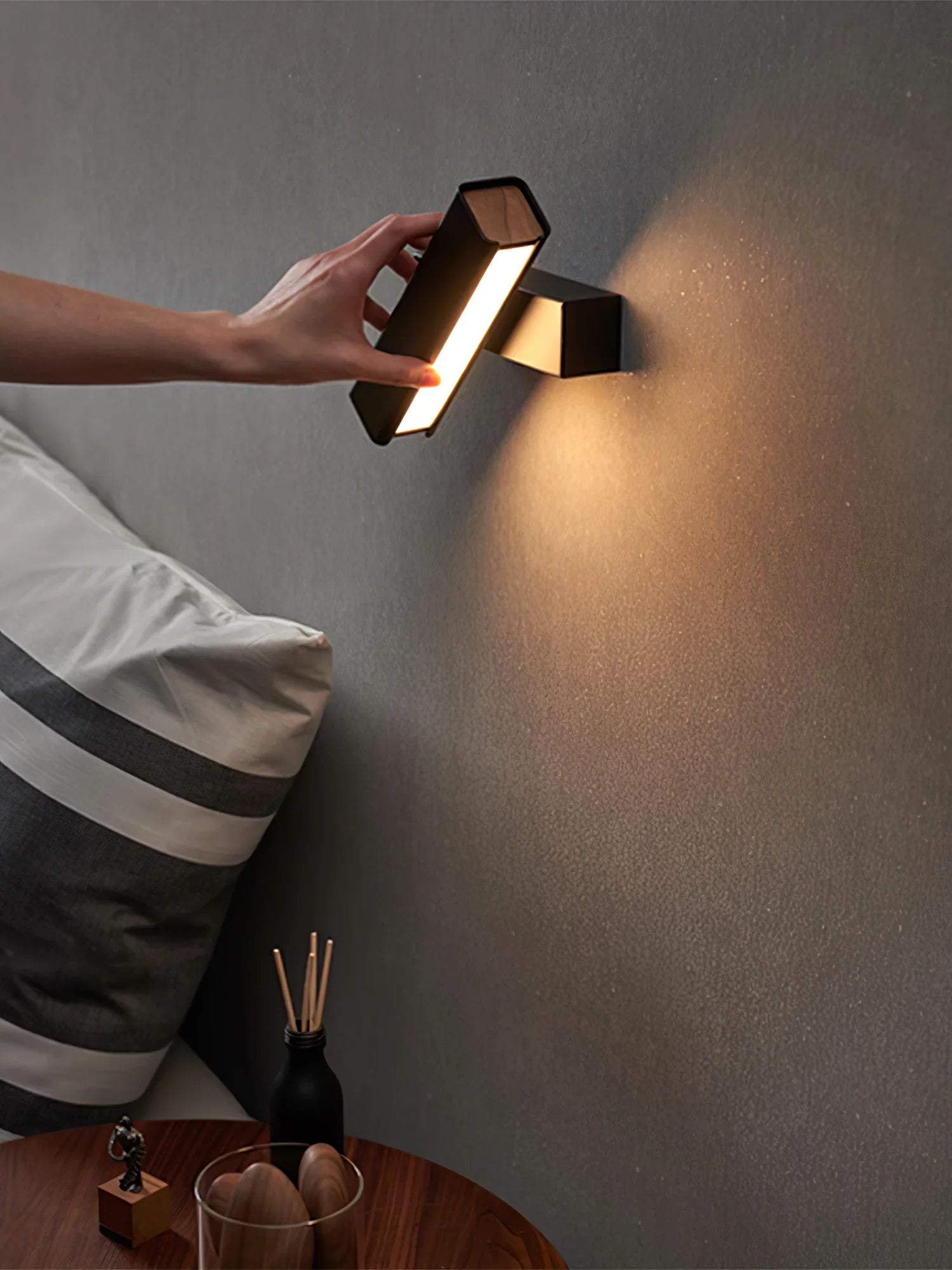 Clasp Wall Lamp